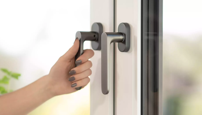 Alineación y colocación de cerradura y manivelas en puerta de madera en Madrid