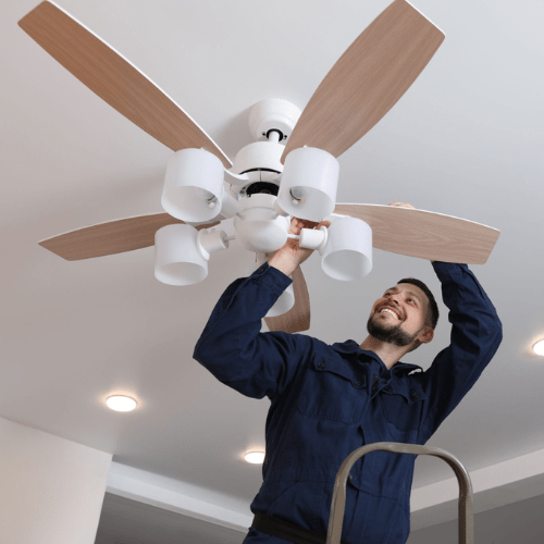 Instalador eléctrico de ventiladores de techo conectando el receptor en falso techo en Madrid