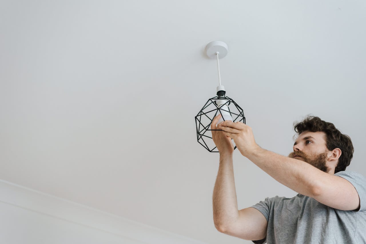 Mano cambiando una bombilla LED