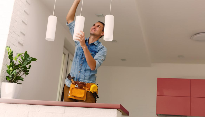 Profesional realizando reparaciones del hogar en Madrid